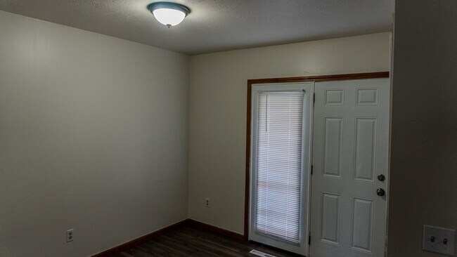 Building Photo - Updated 3-Bedroom Townhouse in Convenient ...