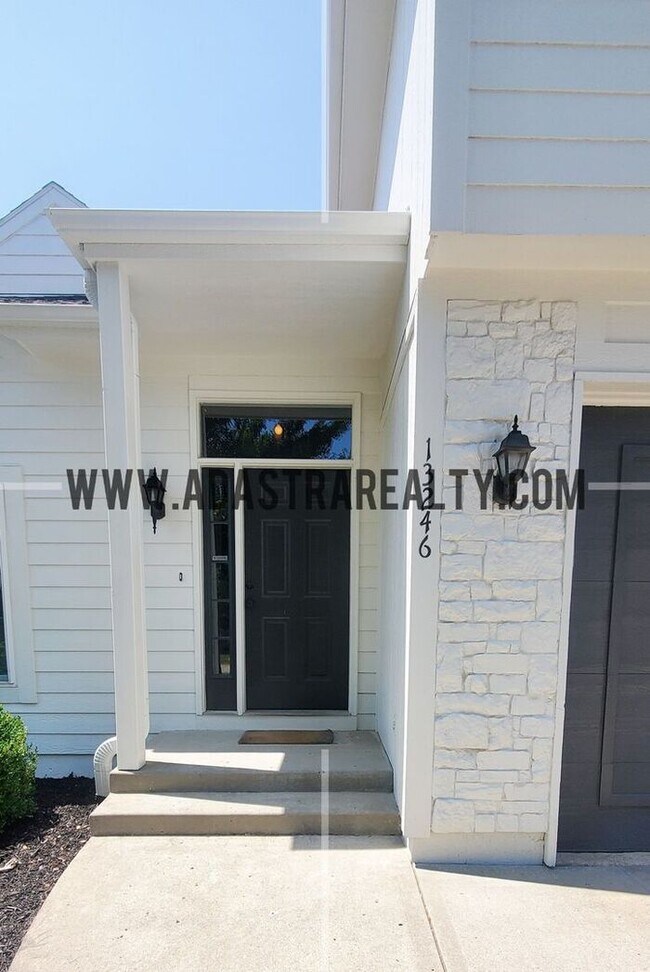 Foto del edificio - Gorgeous Updated Home in Blue Valley, South Overland Park-Available NOW!!