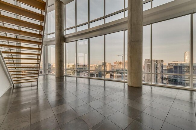 Foto del edificio - 2430 Victory Park Ln