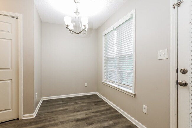 Foto del edificio - 10990 Knotty Pine Pl