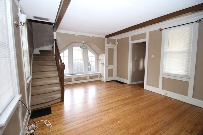 Foto del edificio - Adorable 3bdrm Downtown Bungalow.   Move in special----half off the first 2 months!!!!