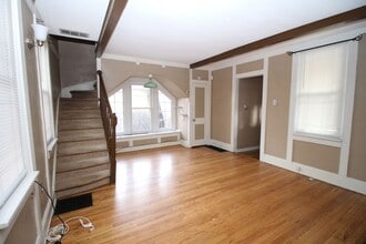 Building Photo - 422 N Cedar St