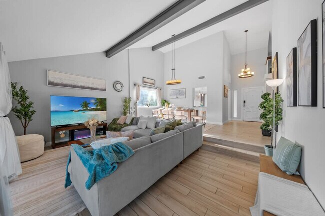 Foto del edificio - 9737 Benavente Pl