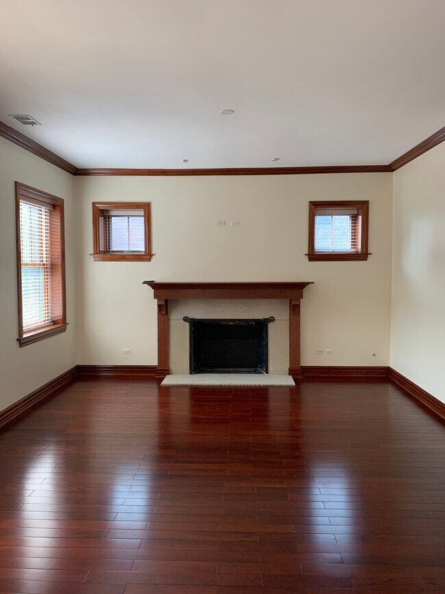 Living Room Fireplace - 5816 N Kenmore Ave