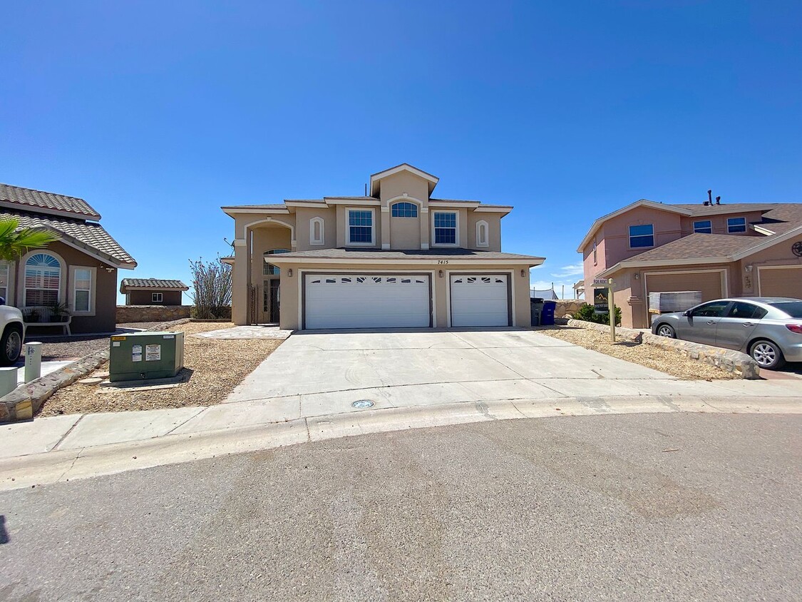 Foto principal - West El Paso LARGE 4 bed 3 Car Garage Home...