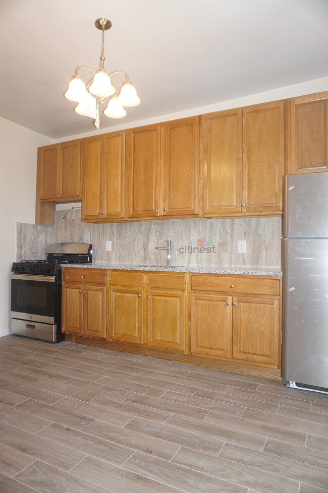 Building Photo - 476 74th St