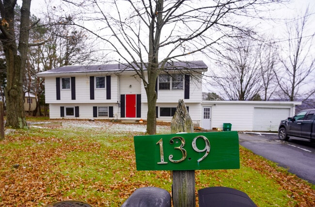 Building Photo - 139 Honness Ln