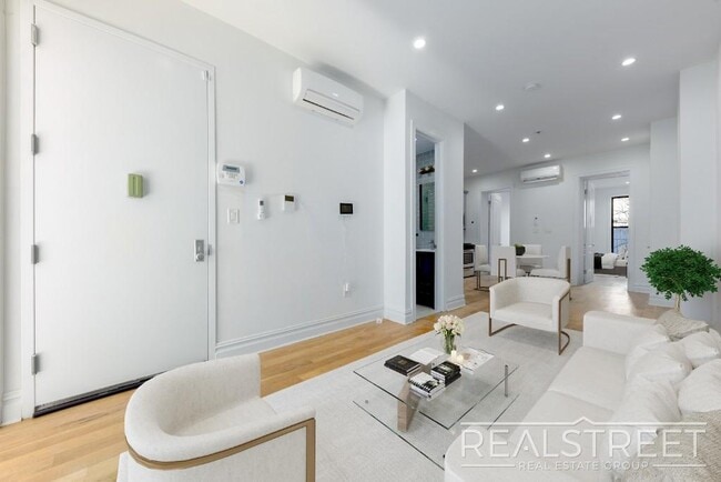 Foto del edificio - NO FEE! NEW 3 BED floor-thru in Bed Stuy Brownstone + in unit W/D!