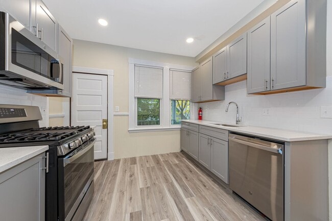 Building Photo - No Brokers Fee, In-Unit Washer and Dryer, New Kitchen Appliances, Pets Friendly