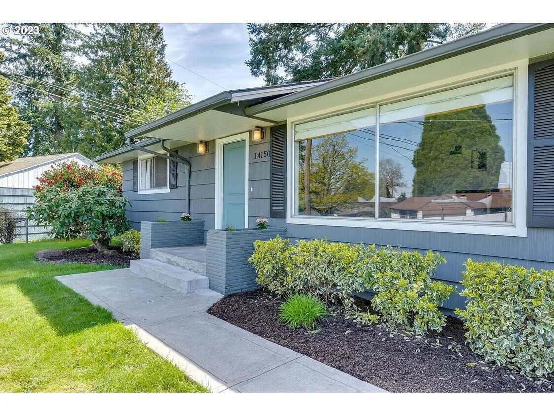 Foto principal - Stylishly Updated Mid-Century Gem on a Qui...