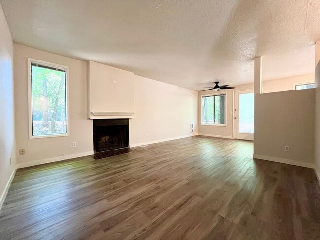 Building Photo - 2 Bed 1 Bath Apartment in Lake Oswego!