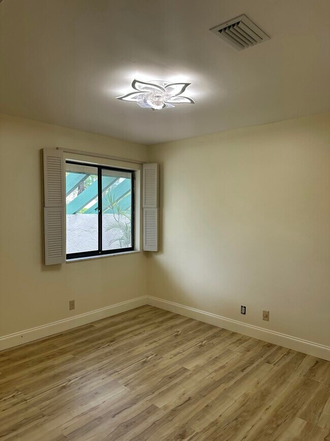 Foto del edificio - 14 Lexington Ln E