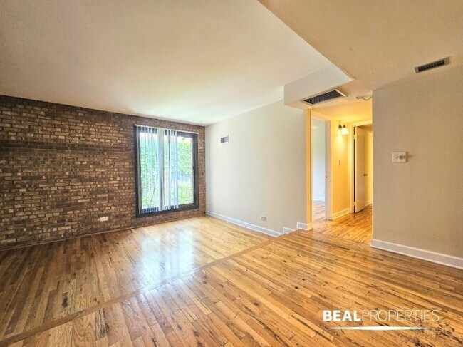 Building Photo - 2 bedroom in CHICAGO IL 60610