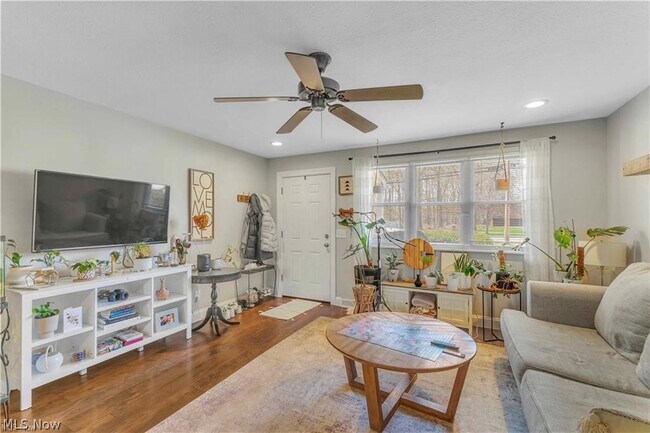 Foto del edificio - 2587 Jaycox Rd
