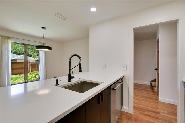 Foto del edificio - 3318 Foster Ln