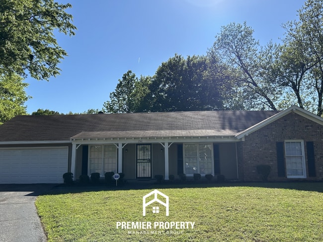 Spacious 4BR/2BA Southaven Home | Hardwood Floors, Fireplace & Fenced Yard with Shed - Spacious 4BR/2BA Southaven Home | Hardwood Floors, Fireplace & Fenced Yard with Shed