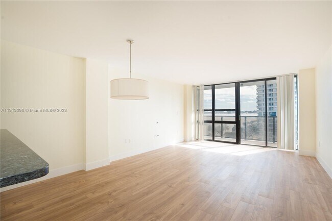 Foto del edificio - 600 NE 36th St