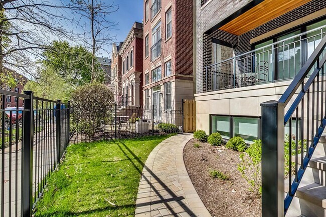 Building Photo - 3930 N Greenview Ave