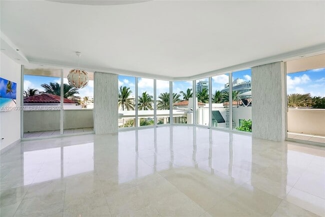 Photo - 300 South Pointe Dr Apartment
