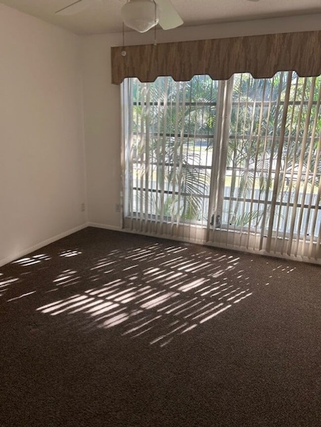 Building Photo - Well maintained 2/2 condo in 55+ community