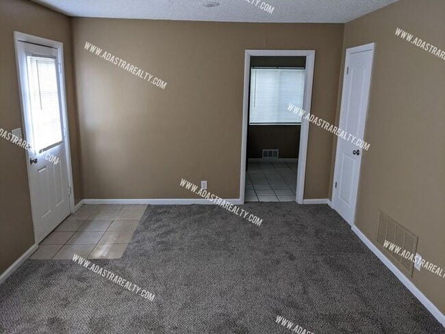 Building Photo - Updated South KCMO Home-Available in JUNE!!