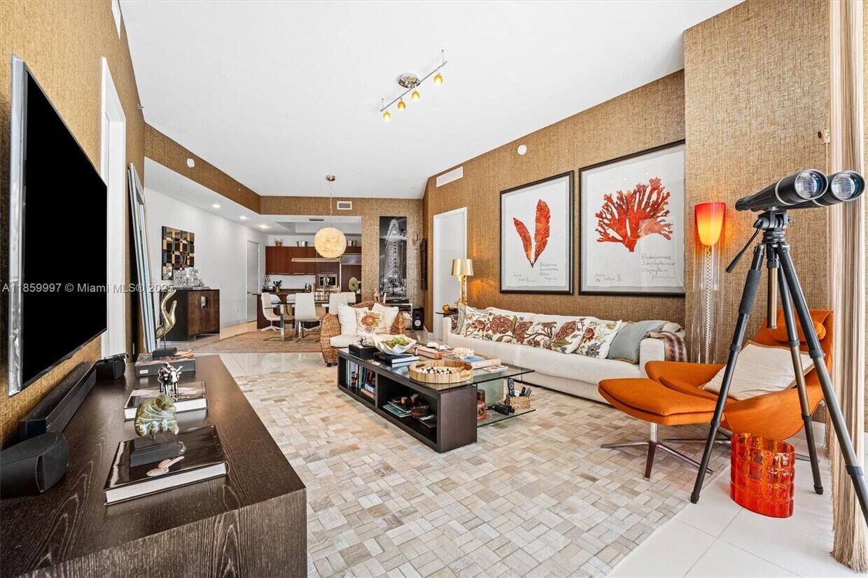 Foto principal - 15811 Collins Ave