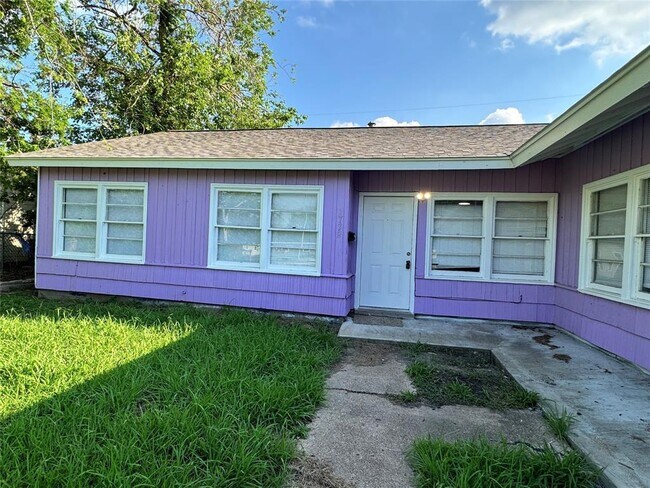 Building Photo - 1732 W 8th St
