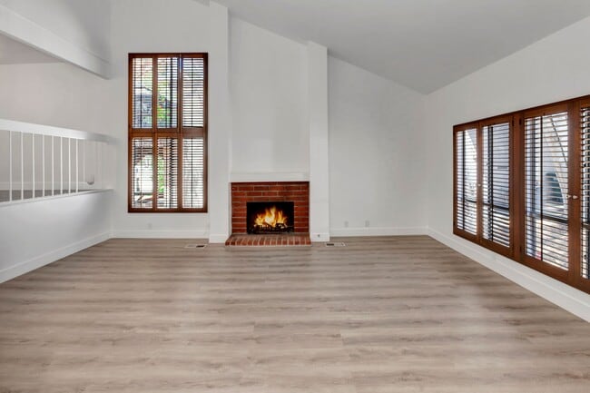 Building Photo - 24946 Ravenswood