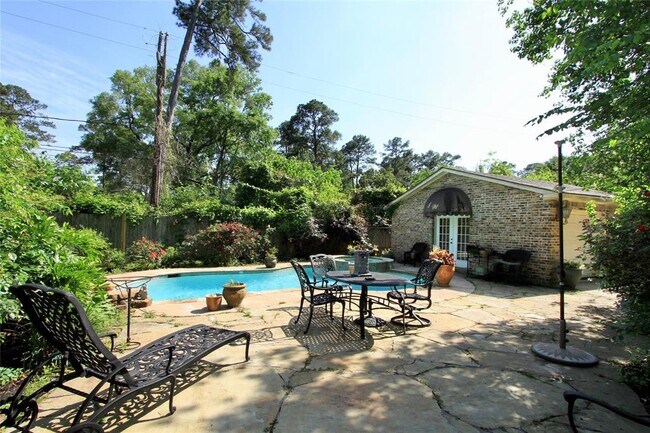 Foto del edificio - 222 Glencairn Ct
