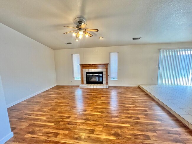 Foto del edificio - Beautiful Single Story 3 Bedroom 2 Bath! I...