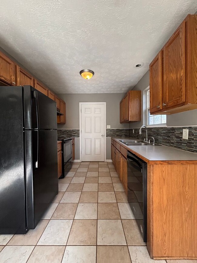 Building Photo - Beautiful 3 bedroom 2 full bath 1 car garage