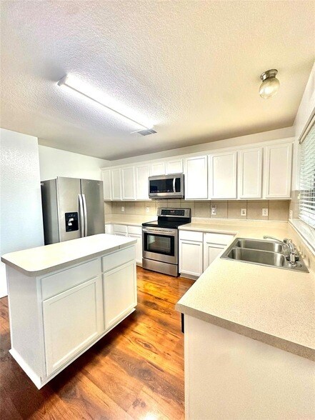 Building Photo - 2325 Becard Dr