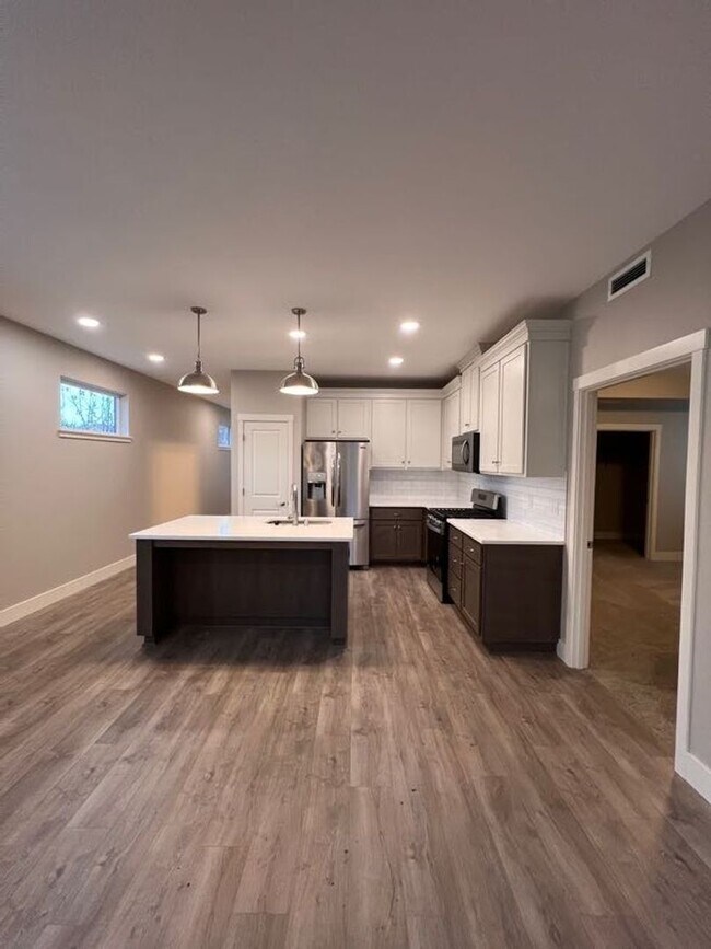 Building Photo - Beautiful Newer Ranch in East Vancouver