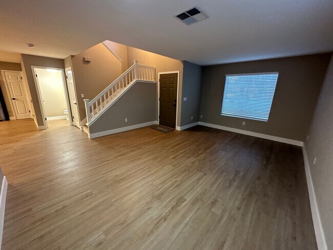Building Photo - Beautiful 4 Bedroom 3 Bathroom in Quiet Ne...