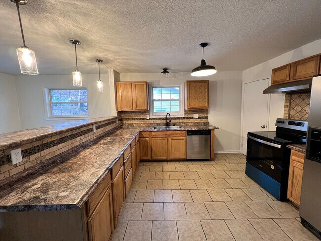 Building Photo - COMING SOON- 4bed/1.5bath for rent!