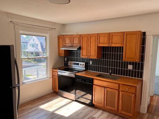 Building Photo - 169 Pineywoods Ave