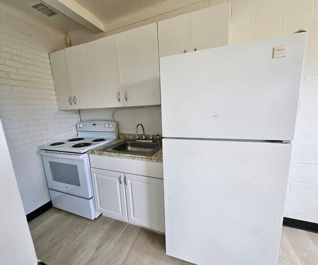 Foto del edificio - IMPERIAL CORNER APARTMENTS - AVAILABLE NOW