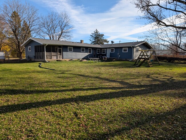 Shared, fenced backyard - 5517 Fieldstone Ln