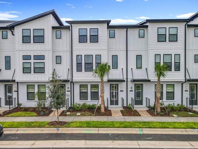 Foto del edificio - 15465 Hamlin Pk Dr