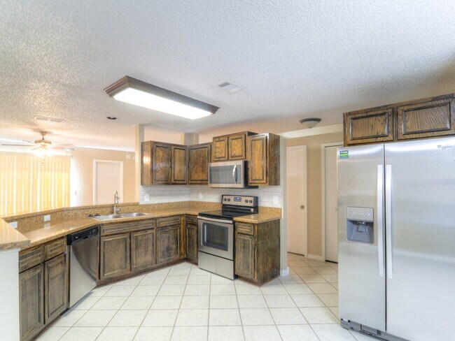 Foto del edificio - 1723 Ashwood Cir