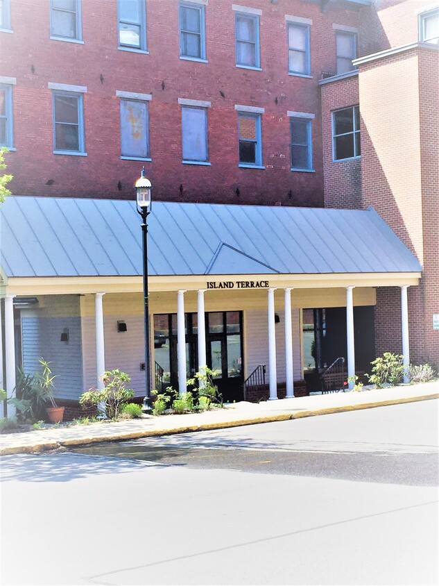 Primary Photo - 110 Main St