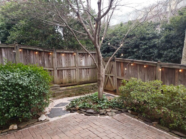 Building Photo - Gorgeous Townhouse