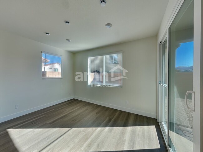 Foto del edificio - 8935 Dwarf Chin Ave