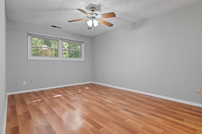 Foto del edificio - 5324 Ridge Forest Dr