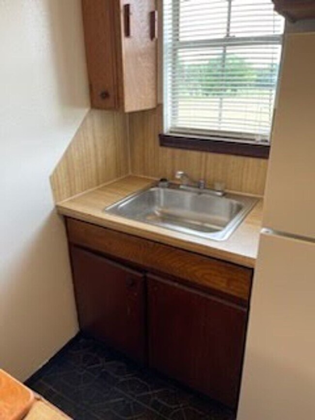 Building Photo - COZY EFFICIENCY APARTMENT OUTSIDE OF TOWN!!!