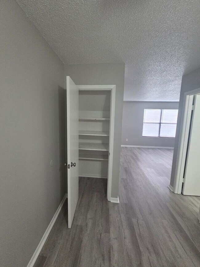 Foto del edificio - Beautifully Updated 2-Bedroom Townhome with Washer/Dryer Hookups!