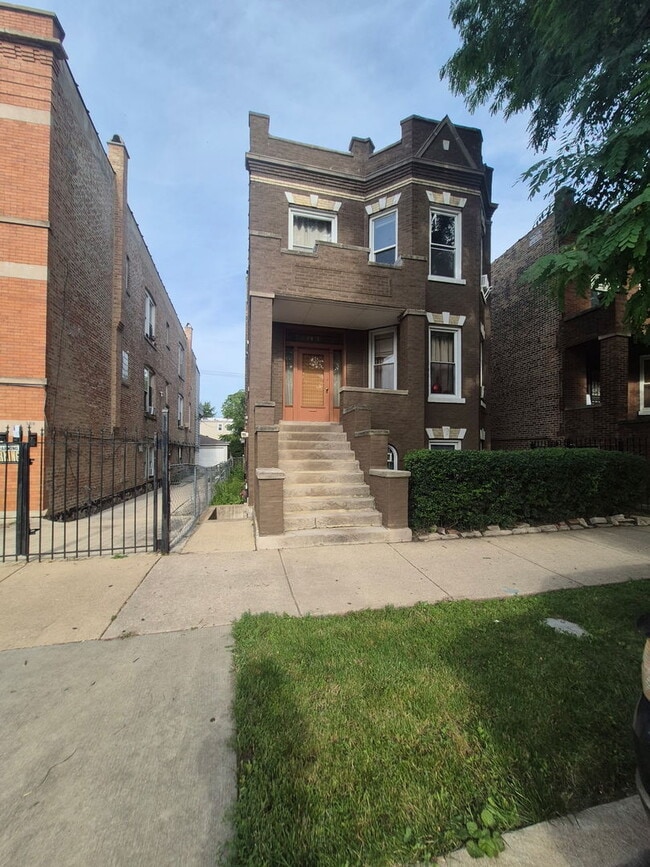Building Photo - 2813 S Lawndale Ave