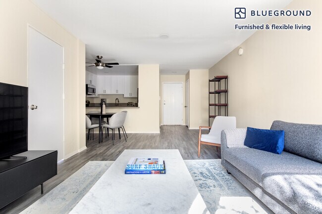 Foto del edificio - 2039 N Las Palmas Ave