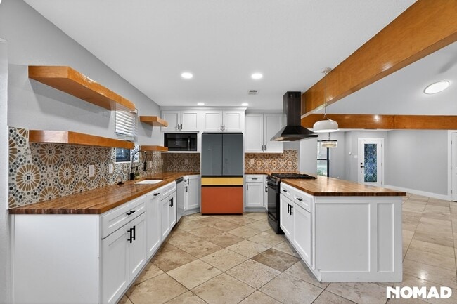 Building Photo - 914 Edgewood Dr