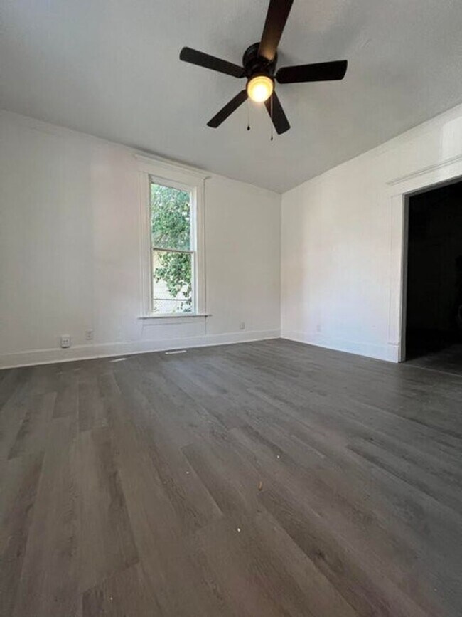 Building Photo - Renovated 2 bedroom 1 bath home